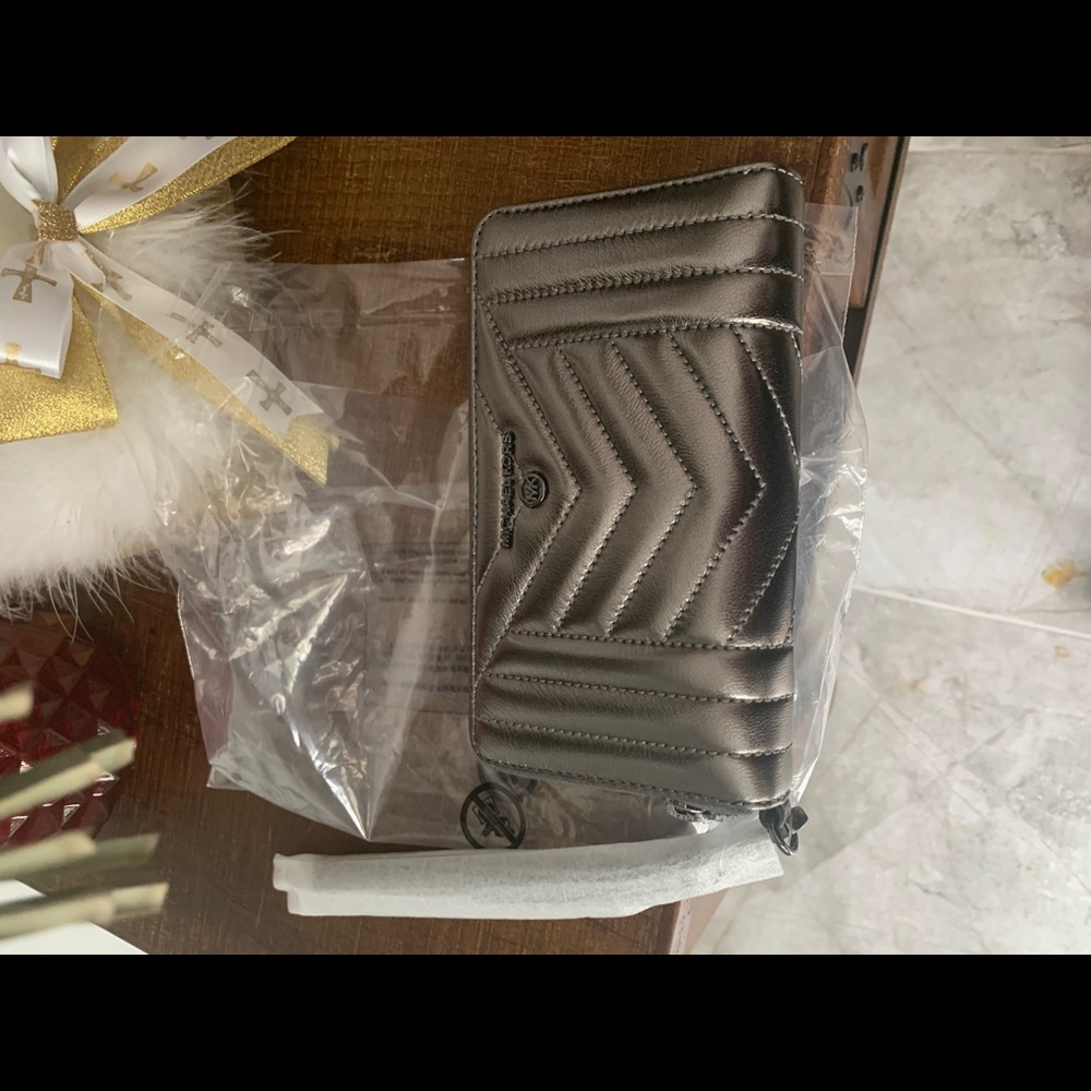 🌺🌺MICHAEL KORS QUILTED WRISTLET WALLET 🌺🌺 - Picture 5 of 6